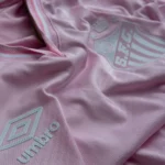 Camisa Santos Edição especial Outubro Rosa 24/25 - Torcedor Umbro Masculina - Rosa - Imagem 4