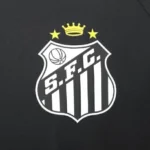 Camisa Santos Treino 25/26 - Torcedor Umbro Masculina - Preta com detalhes em amarelo - Imagem 4