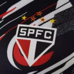 Camisa São Paulo Pré-jogo 25/26 - Torcedor New Balance Masculina - Preta com detalhes em branco e vermelho - Imagem 4