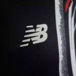 Camisa São Paulo Pré-jogo 25/26 - Torcedor New Balance Masculina - Preta com detalhes em branco e vermelho - Imagem 5